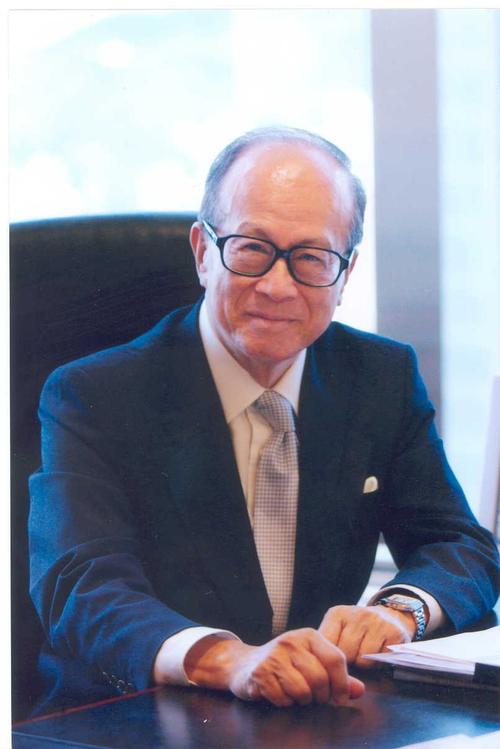 为赌王扶灵的李国宝是谁？李嘉诚家族在李国宝家族面前只是*弟弟小**