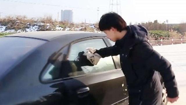 锁车后钥匙忘在车内怎么办,锁车后忘记关车窗怎么办