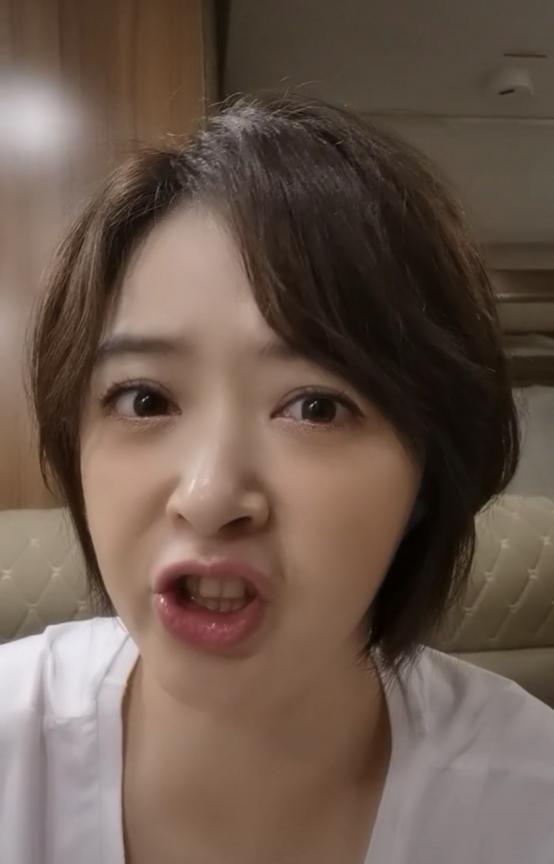 蒋欣真该减肥了，脸上肉感明显让人好想捏，但“八字沟”真显老