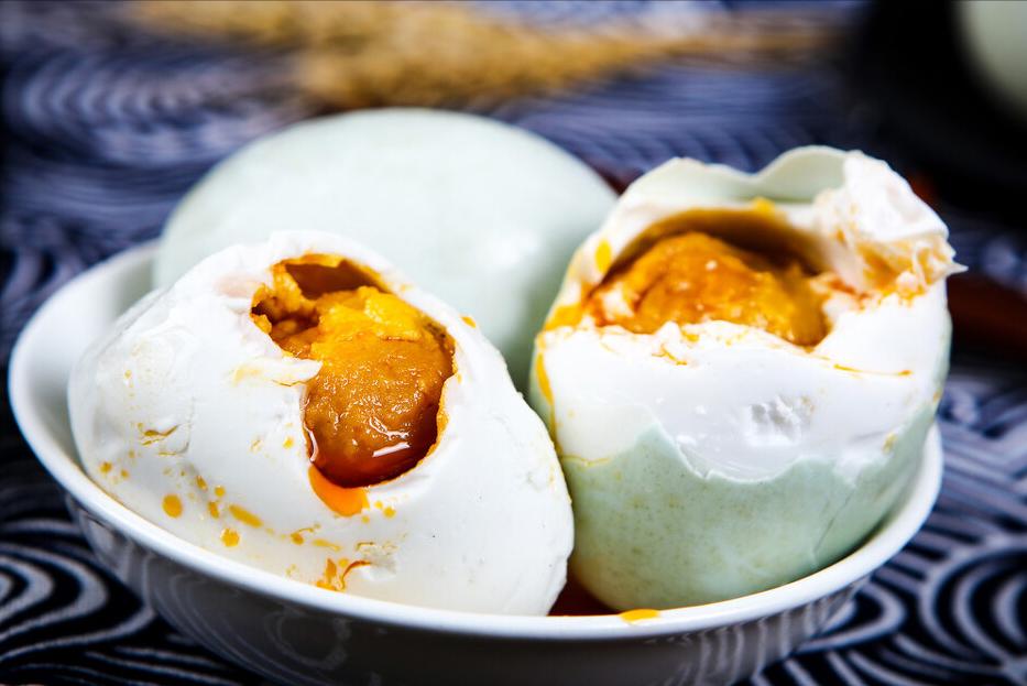 腌咸鸭蛋不要太咸还流油的做法,腌咸鸭蛋不用白酒的方法