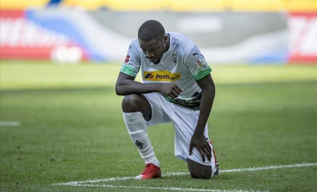 黑人事件蔓延欧洲,足球豪门纷纷声援弗洛伊德,红军一举动太暖了