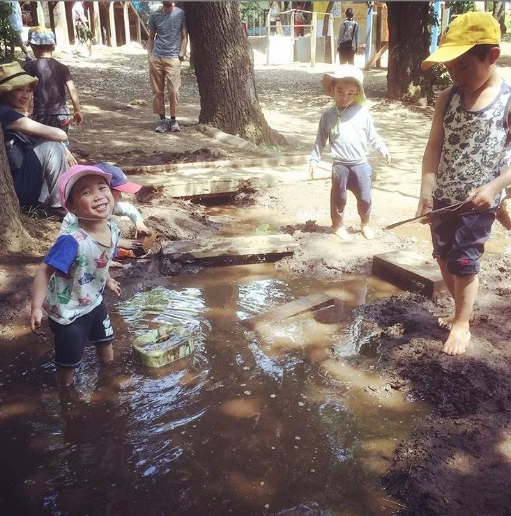 动刀抡锤，玩火涉水，这样的公园为何还能吸引那么多父母？