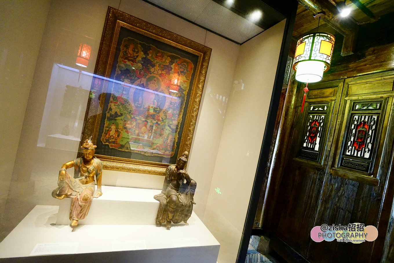 小伙探索神秘洞穴视频,小伙独自探索深山神秘古墓