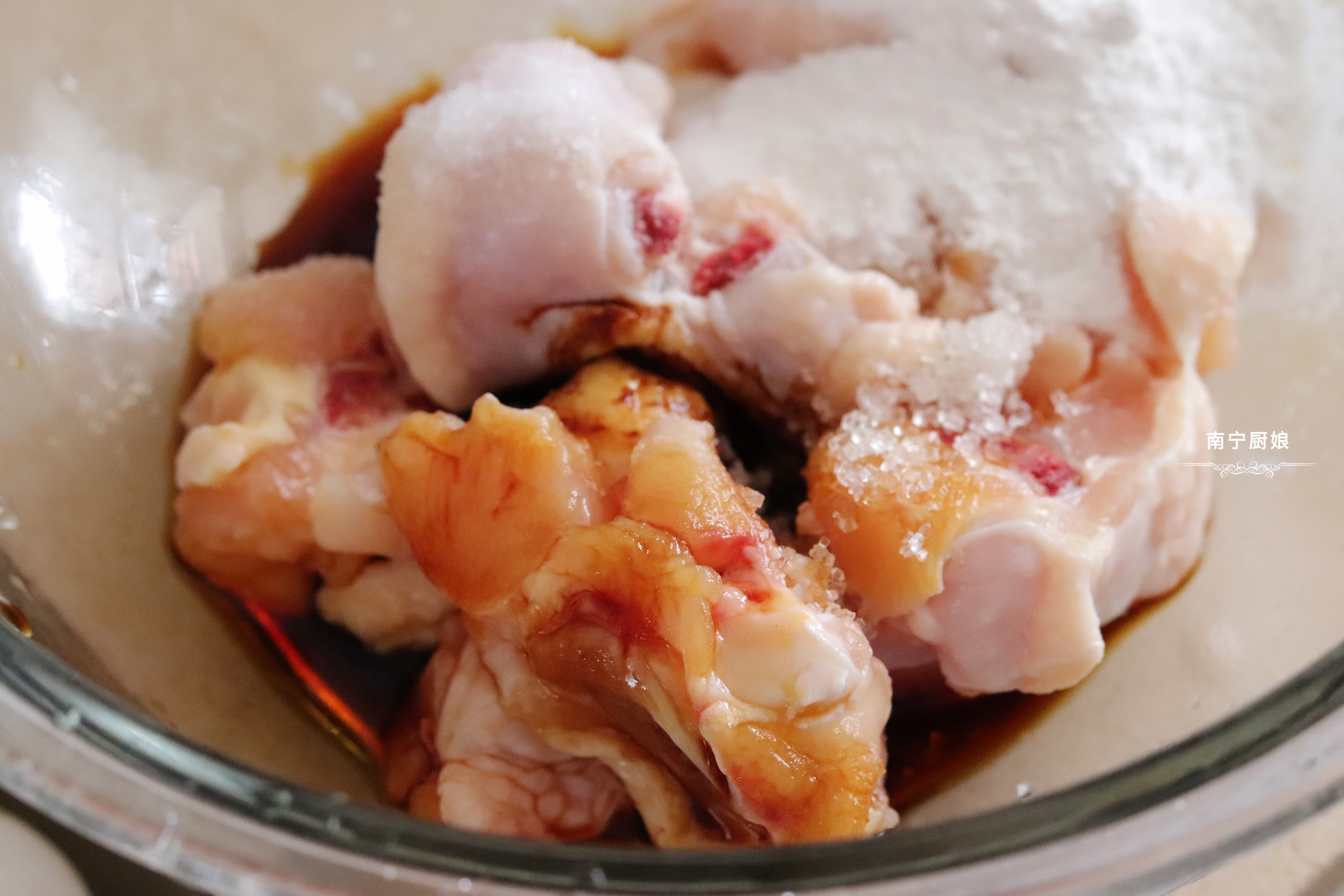 把鸡腿放进锅里煮一下,在电饭锅里焖鸡腿