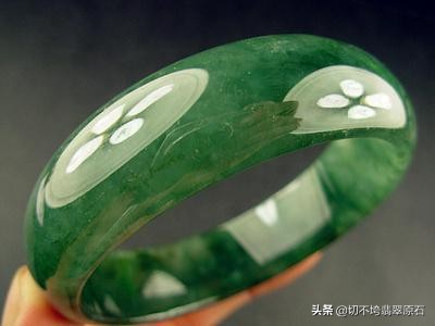 油青翡翠属于高档吗,油青翡翠毛料值钱吗