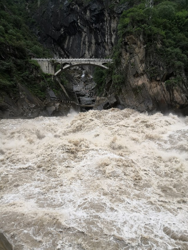 （二）虎跳峡：激越铿锵的震撼大片