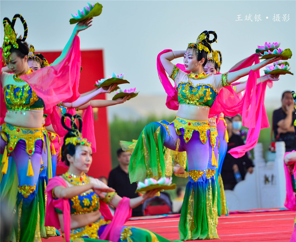 在敦煌跳敦煌舞,跳敦煌的舞蹈服