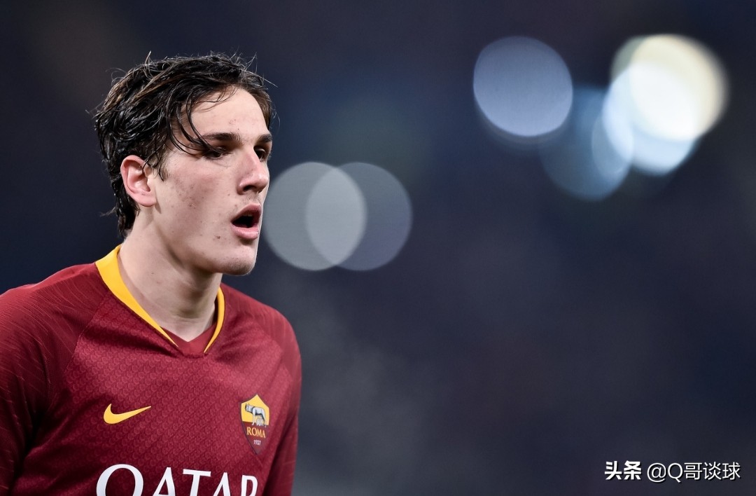 渣男？不与怀孕女友成家，21岁罗马中场与32岁性感名模相恋