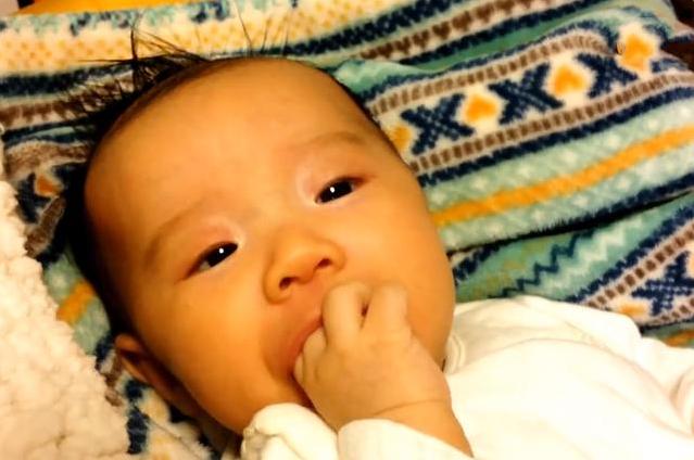 宝宝吮手指危害,宝宝吸手指上瘾