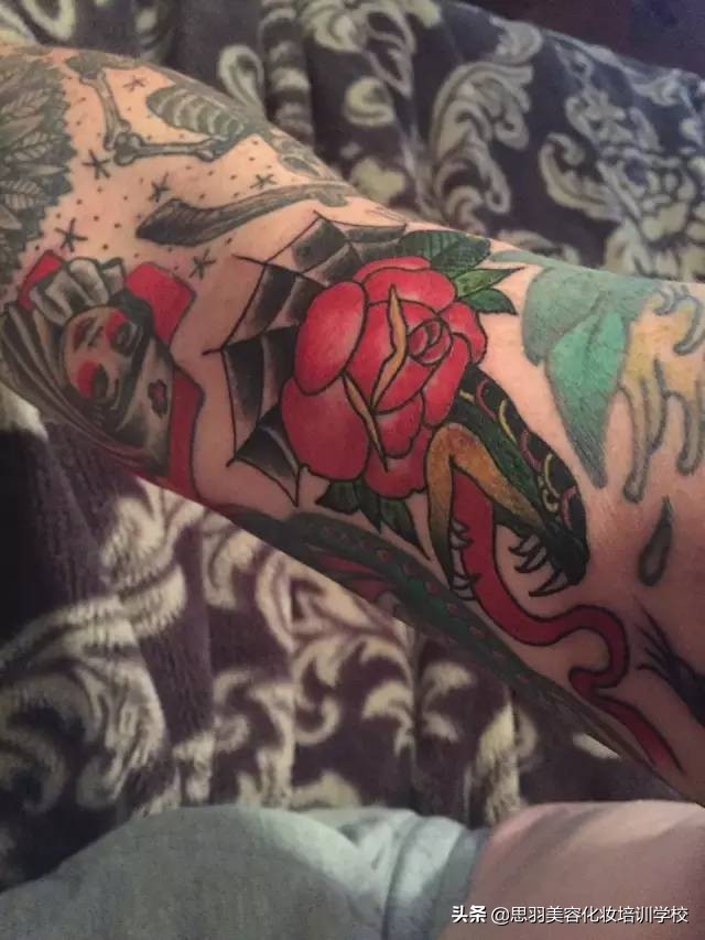 纹身并不能评价一个人的好坏,正确的纹身知识和护理方法