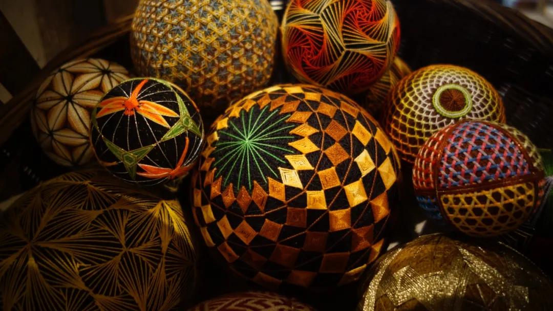 惊艳!“球上刺绣”你见过吗?她在球上绣出二十四节气,无数粉丝为之打call