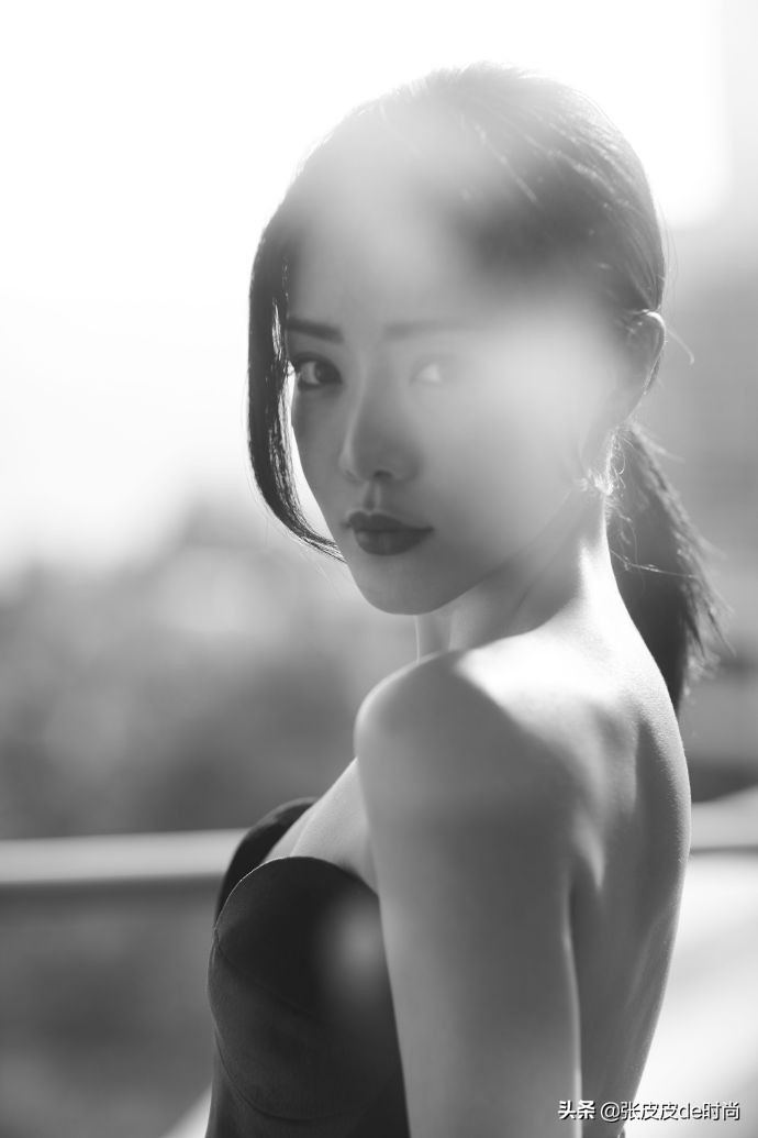 小姨妈邓家佳今年几岁了,小姨妈邓家佳晒照秀窈窕身材