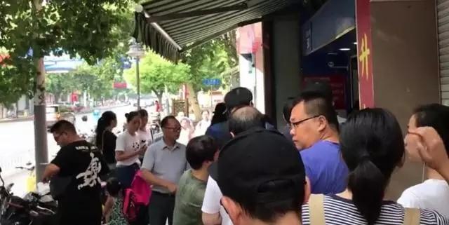 济南这家老字号乔馋包子，二十多年的老店，天天排队