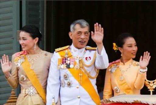 泰国皇家*队军**徽章很有特色，王冠标志象征王权，巴育都不敢不戴