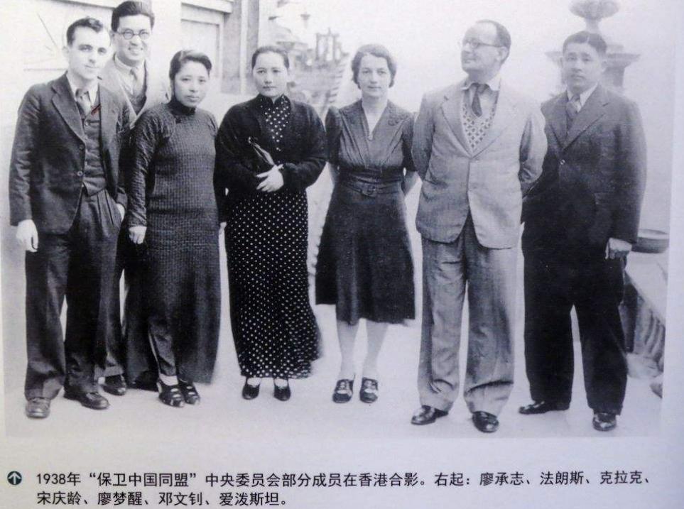 1976年毛主席追悼大会所有人站立默哀,唯独一老妇坐着,她是谁?