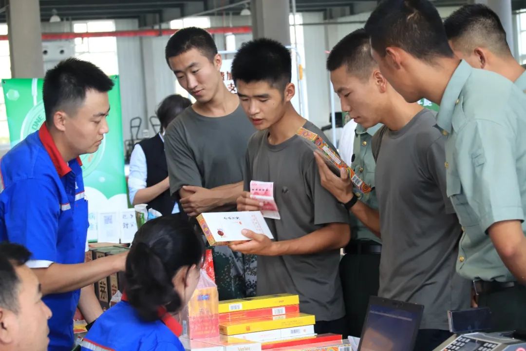 易捷便利店品牌,一起看兵哥哥们的视频