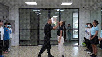 阔口社区“*党**建+”邻里中心，荔警蜀黍教你女子防身术！