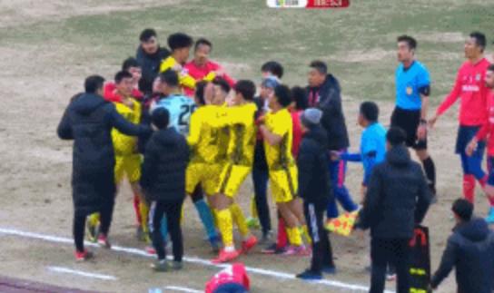 中甲严重犯规,中甲足球恶意犯规