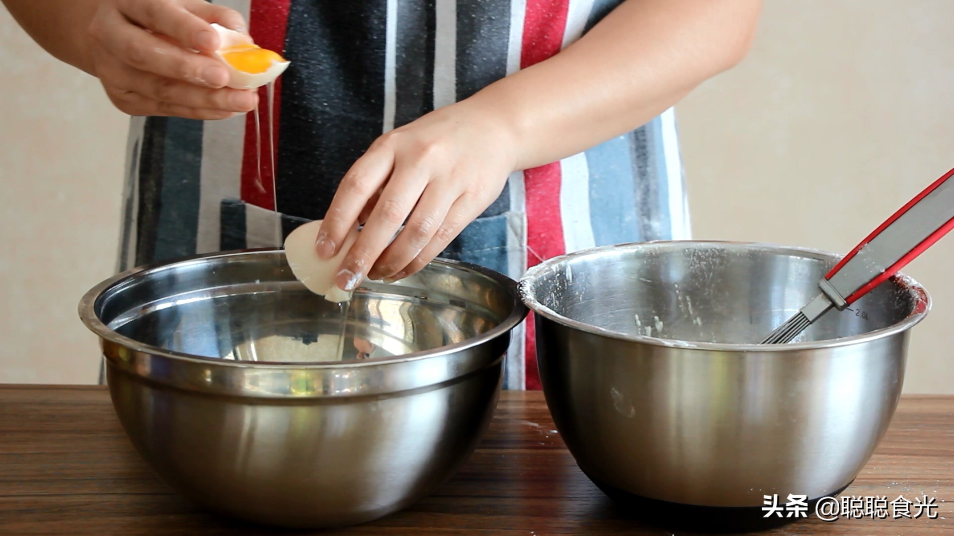 用电饭锅鸡蛋做蛋糕最简单的过程,只用鸡蛋和面粉用电饭锅做蛋糕