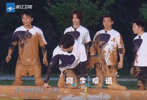 蔡徐坤黄明昊跑男互动,黄明昊蔡徐坤跑男私下互动