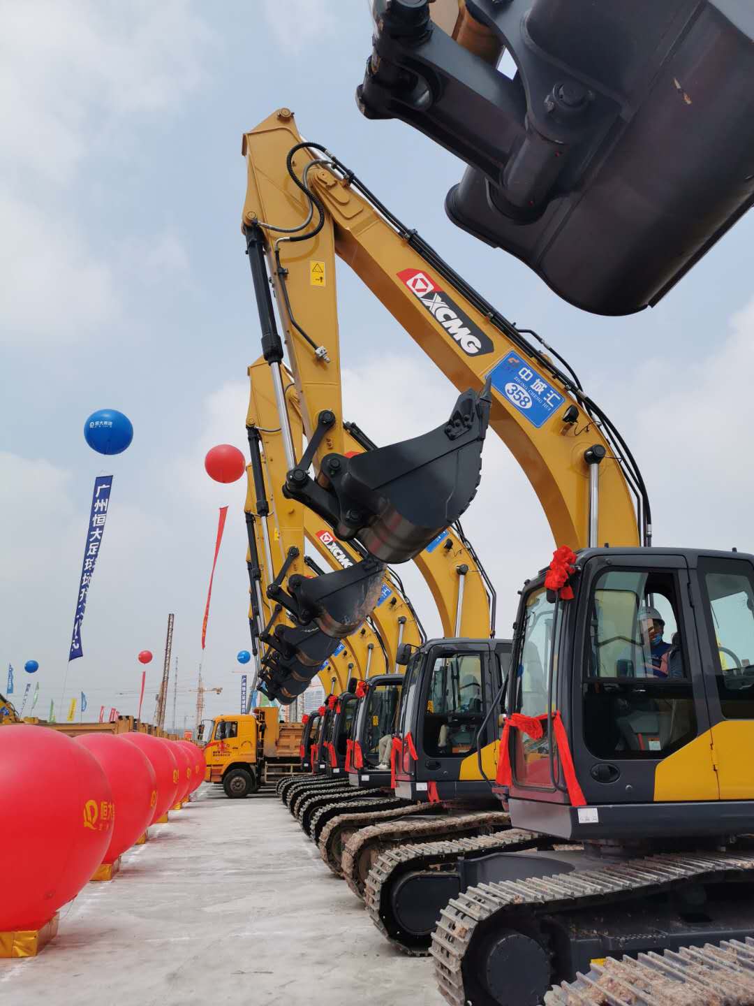 恒大第三座新球场,恒大另外再建2座球场