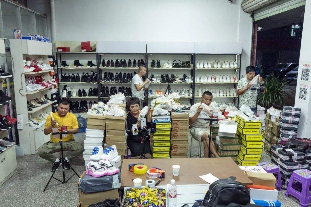 被阿里拼多多挤压的义乌，为何还能成为5万名网红直播的聚集地？