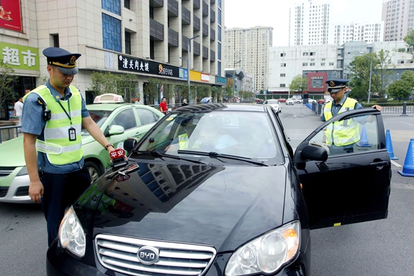 战高温斗酷暑坚守一线保畅通,战高温斗酷暑坚守一线公交