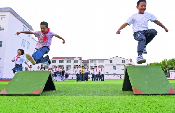 快乐的运动场“寂寞”的课桌椅——直击“双减”后开学首个周末