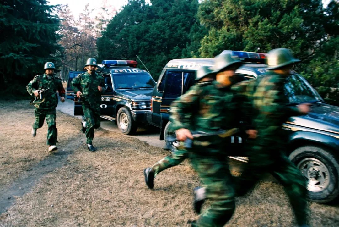 用镜头对准法子英枪口的警察摄影家