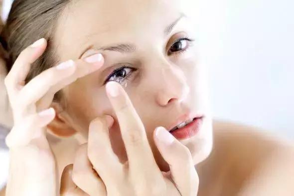 不会戴隐形眼镜拿什么可以练手,不会戴美瞳怎么办视频