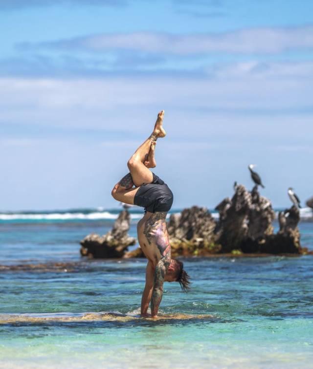 男士瑜伽展示力量,男士练瑜伽帅呆了