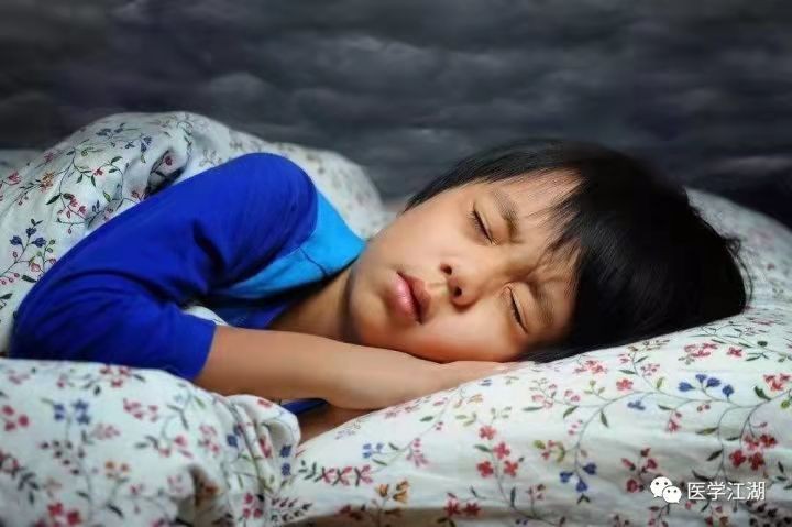 睡觉时突然抖了一下，是在做噩梦？其实可能是身体发出的预警