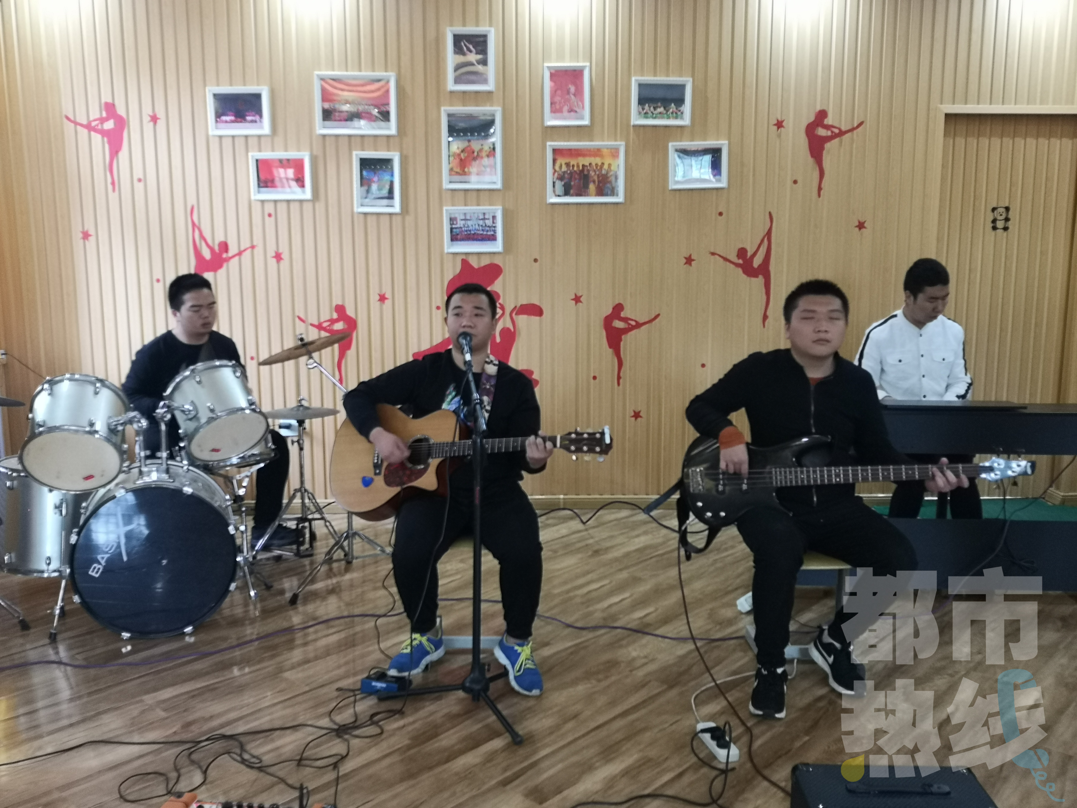 西安4名盲人学生组建乐队唱出“黑暗”中的独特乐章