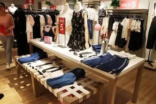 拉夏贝尔不是倒闭了衣服还能买吗,拉夏贝尔卖男装吗