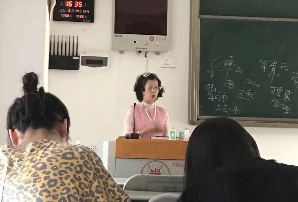 学生偷拍老师尴尬瞬间,学生偷拍老师搞笑图片