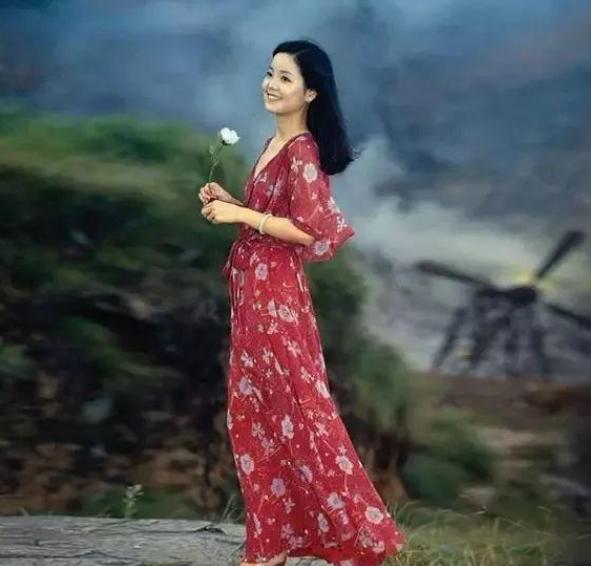 邓丽君一人一首成名,邓丽君年轻时唱歌