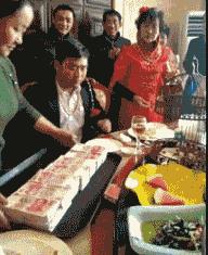 新娘开心的搞笑视频,搞笑gif开心一刻女司机上车