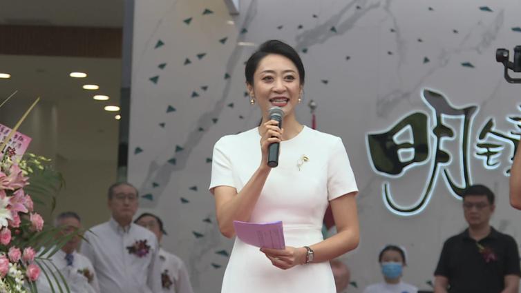 打着雨伞排着队!南充嘉陵昨天开业的这家医院竟然这样受欢迎……