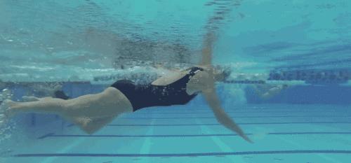 游泳腿怎么浮起来不沉下去,游泳时腿总往下沉是啥原因