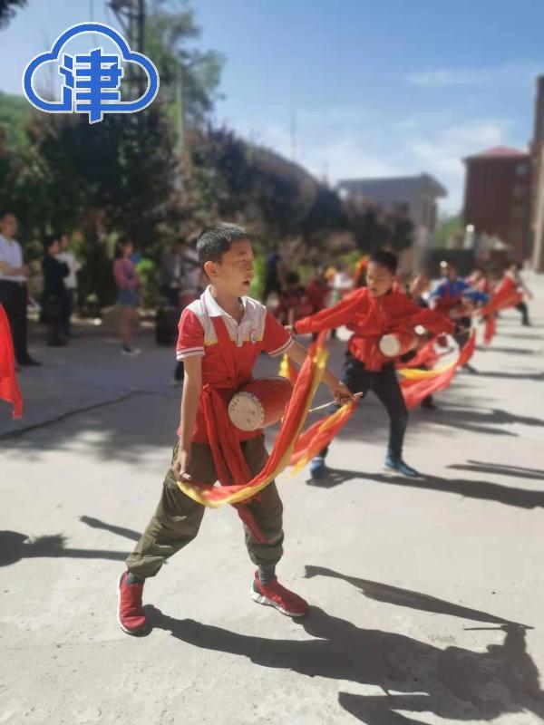 瞧！这群茂腾腾的娃娃打着腰鼓为*党**庆生