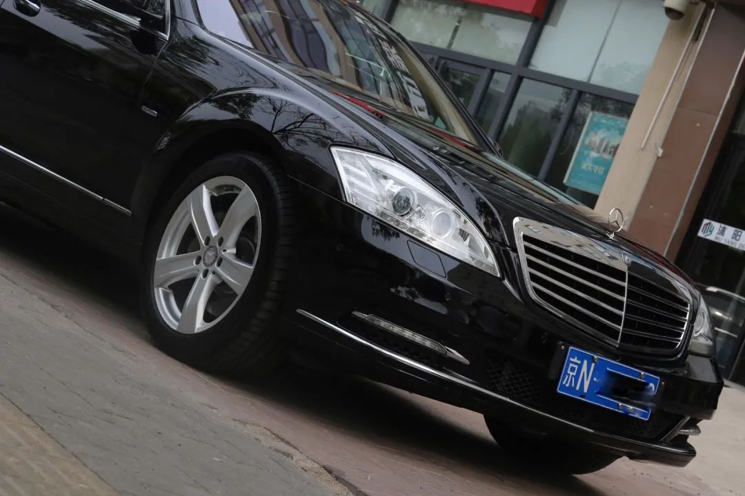 奔驰w221升级新款w222s450外观,老款奔驰w211e260翻新整备