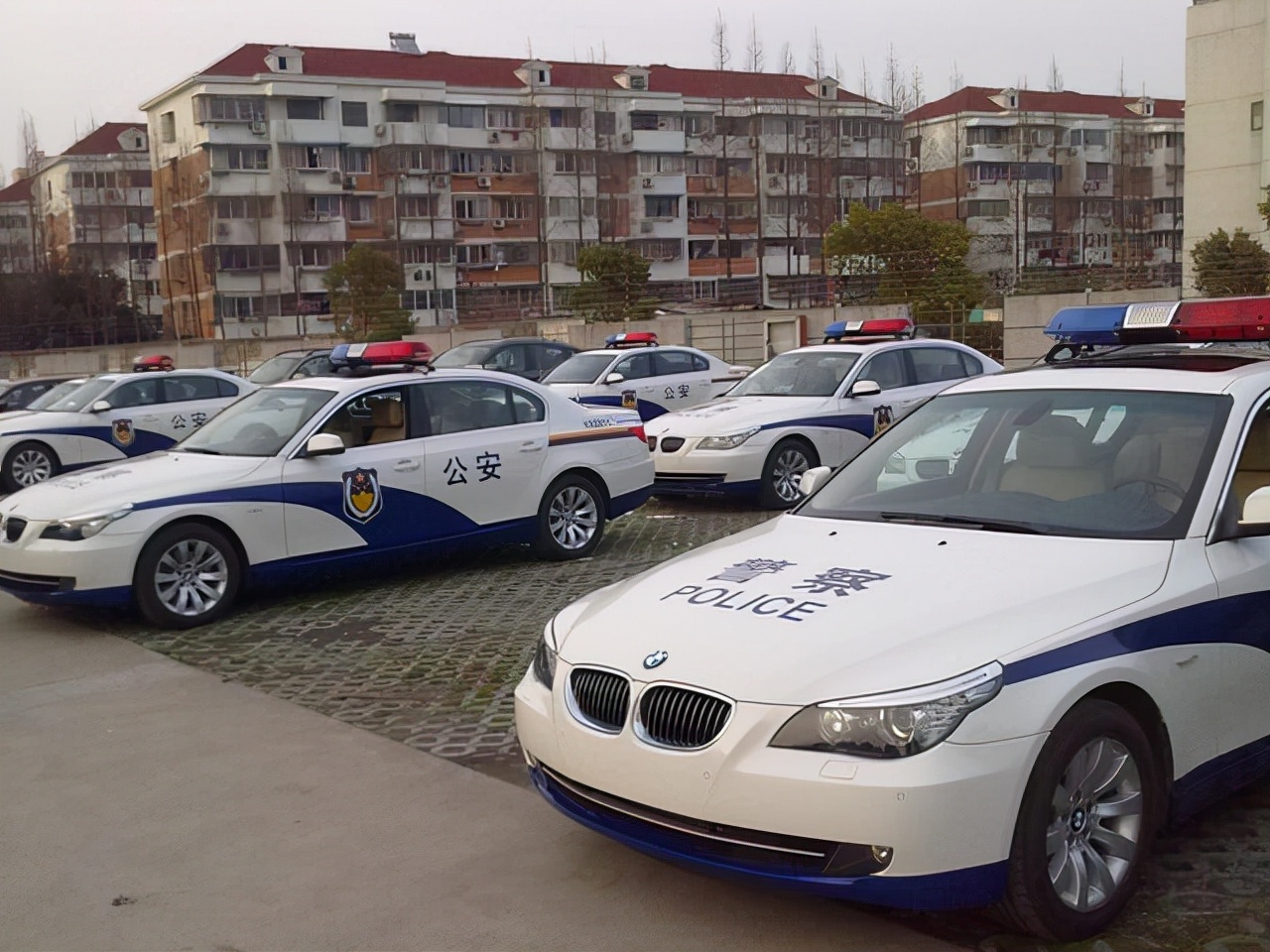 同样是警察,同样是警车为什么美国的警车好看