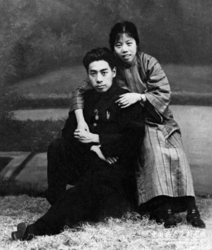 周总理最后2年，体重61斤平均40天一场手术，临终前苦等发妻