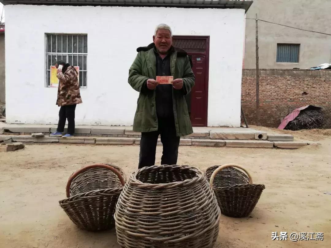 扶贫队员帮贫困户卖农产品,帮贫困户卖农产品发朋友圈