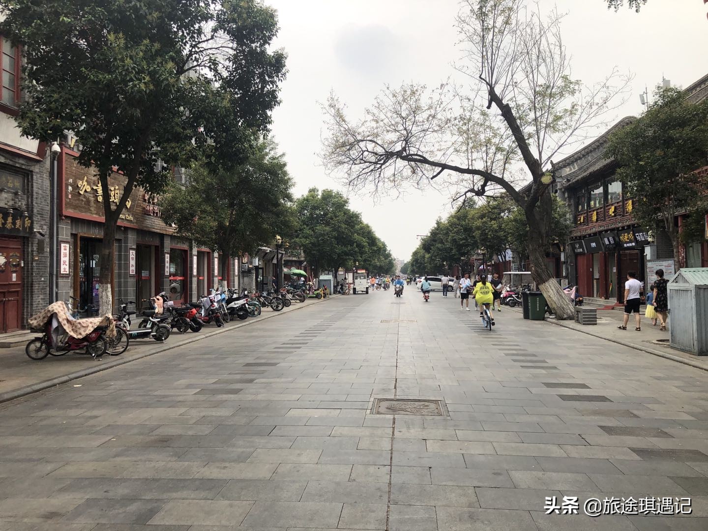 开封真正的千年老街,随着商业化入侵,老书店能否战胜铁板鱿鱼?