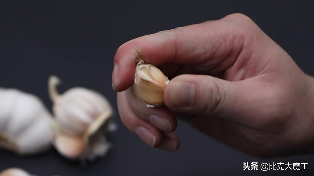 剥大蒜还有简单技巧，只需轻轻一搓，大蒜皮自动脱落，太方便了