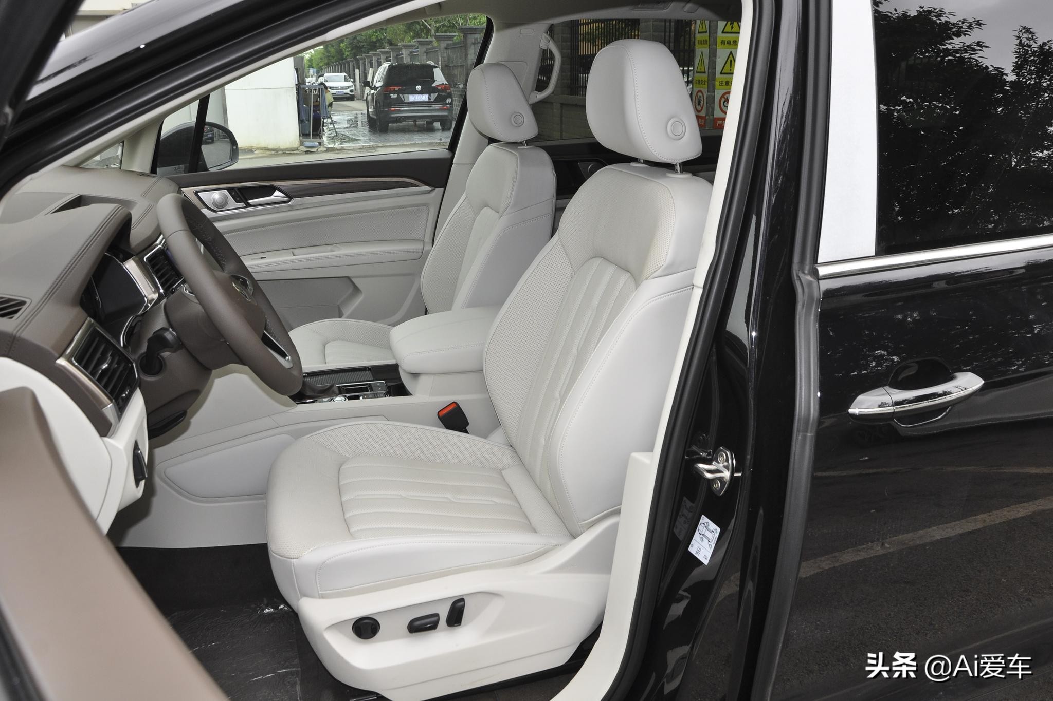 威然mpv商务车7座优缺点,大众威然四座mpv测试