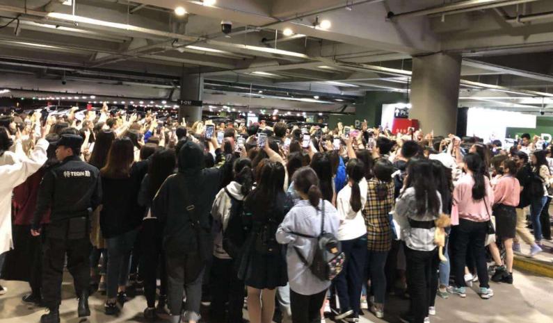 求婚迪丽热巴男子,神秘男子现场向迪丽热巴求婚