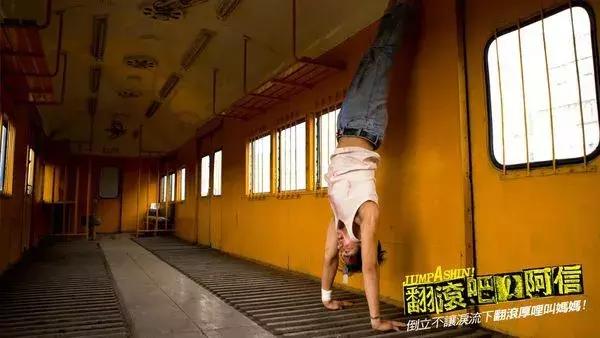 翻滚吧阿信摩托车型号,翻滚吧阿信小混混死了