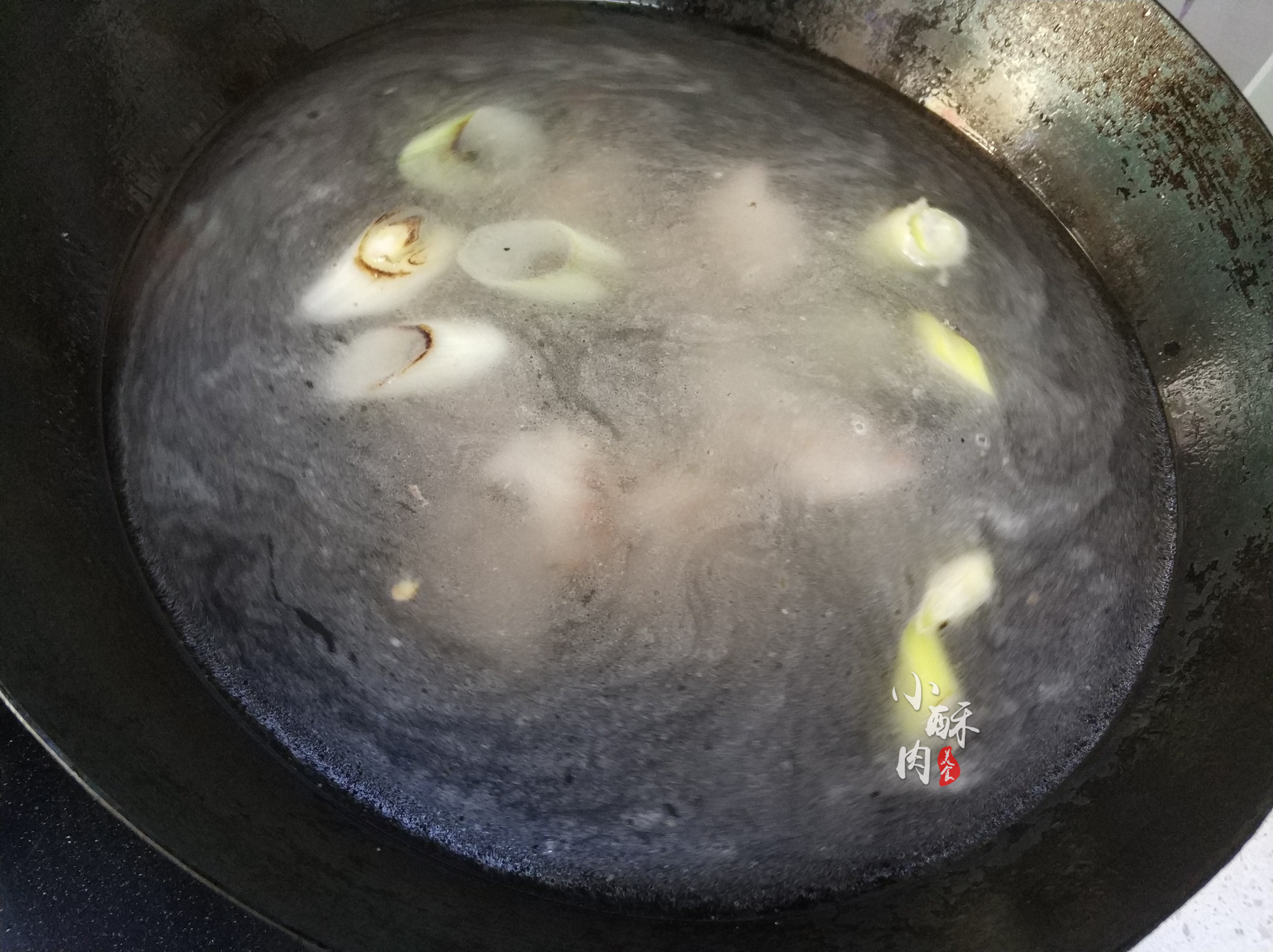 炖排骨盐放迟还是放早,炖排骨盐放多了咸了怎么办